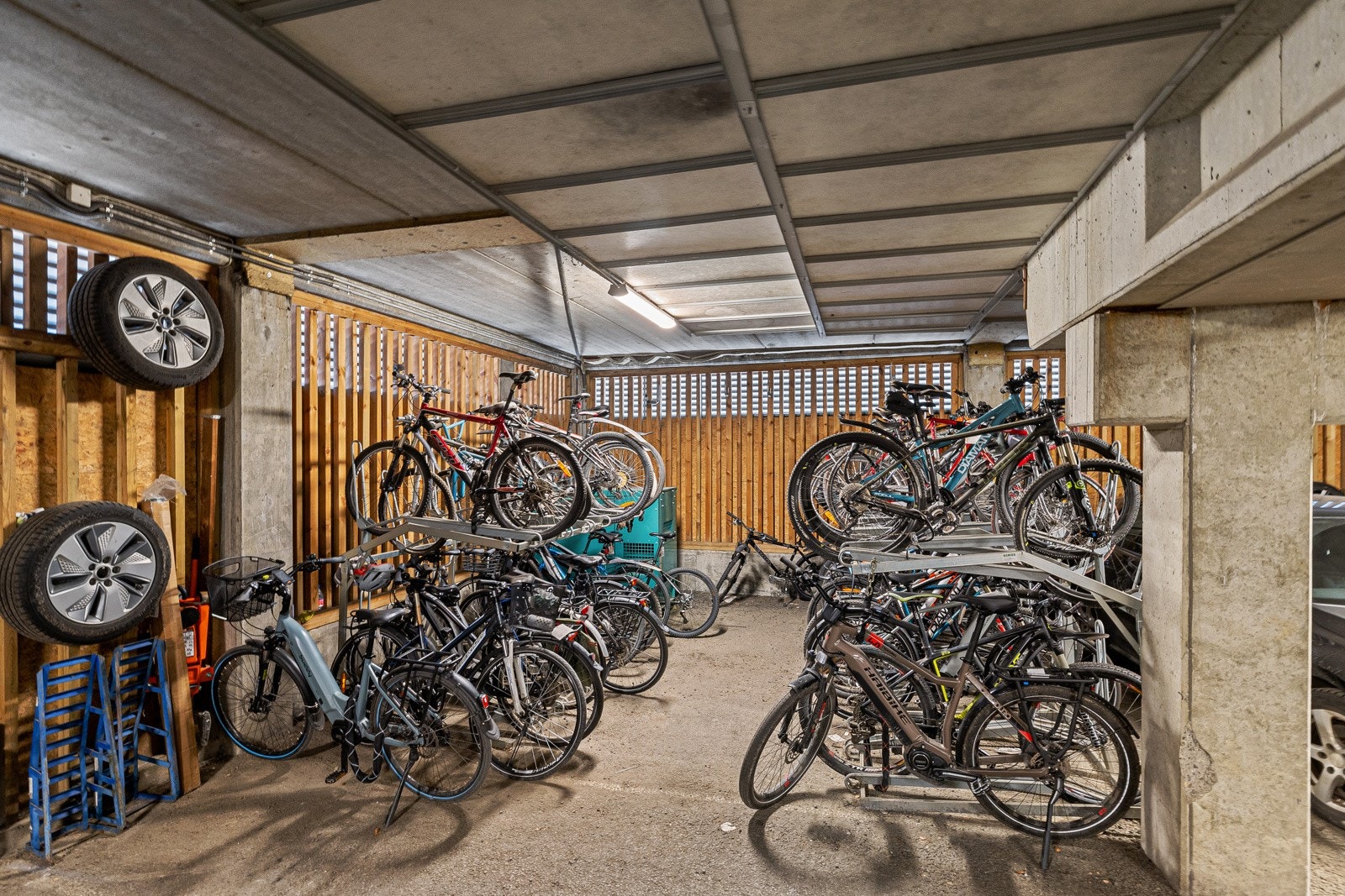 Felles sykkelparkering. Galleribilde