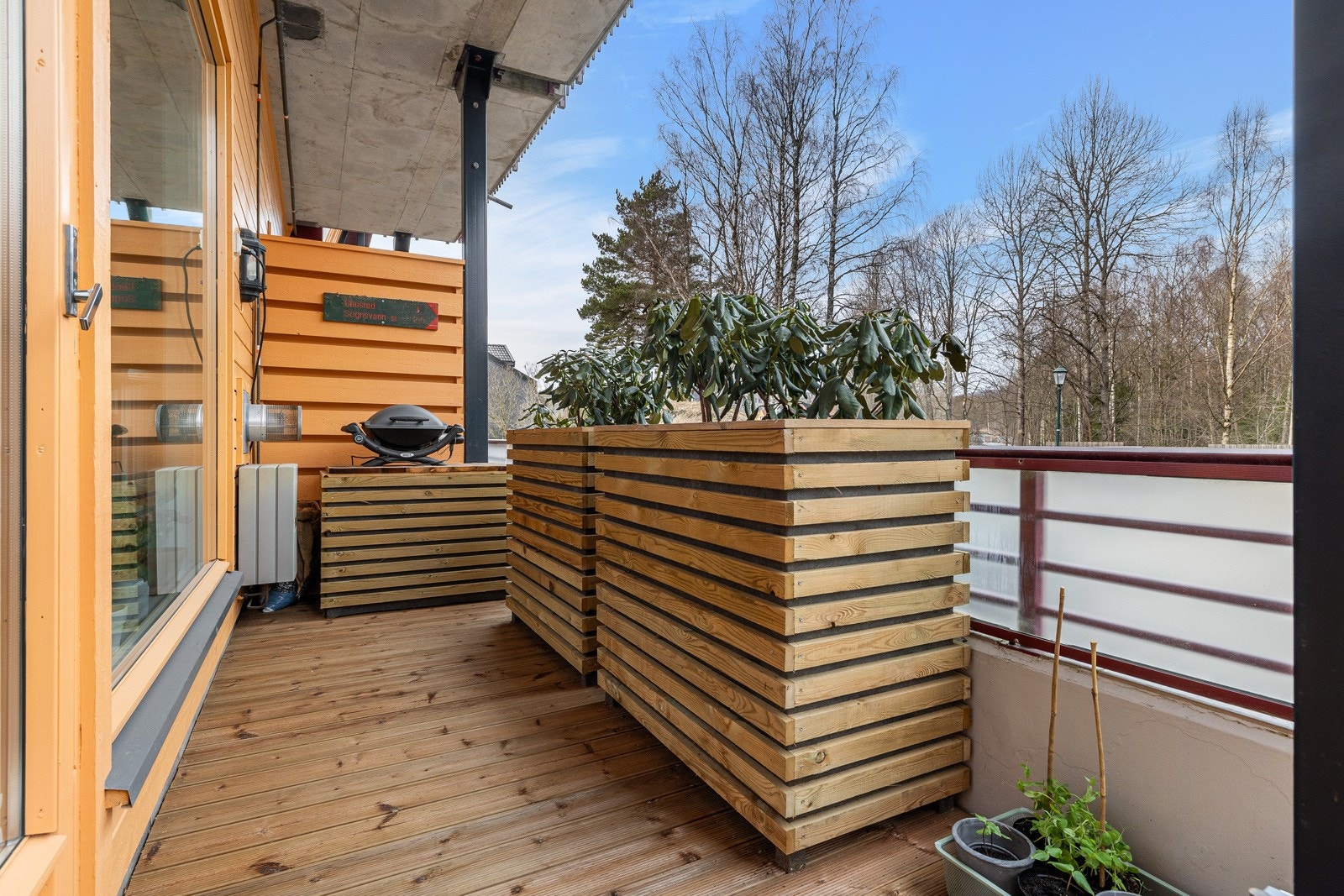 Herlig balkong på hele 16 m2 med grønt utsyn. Galleribilde