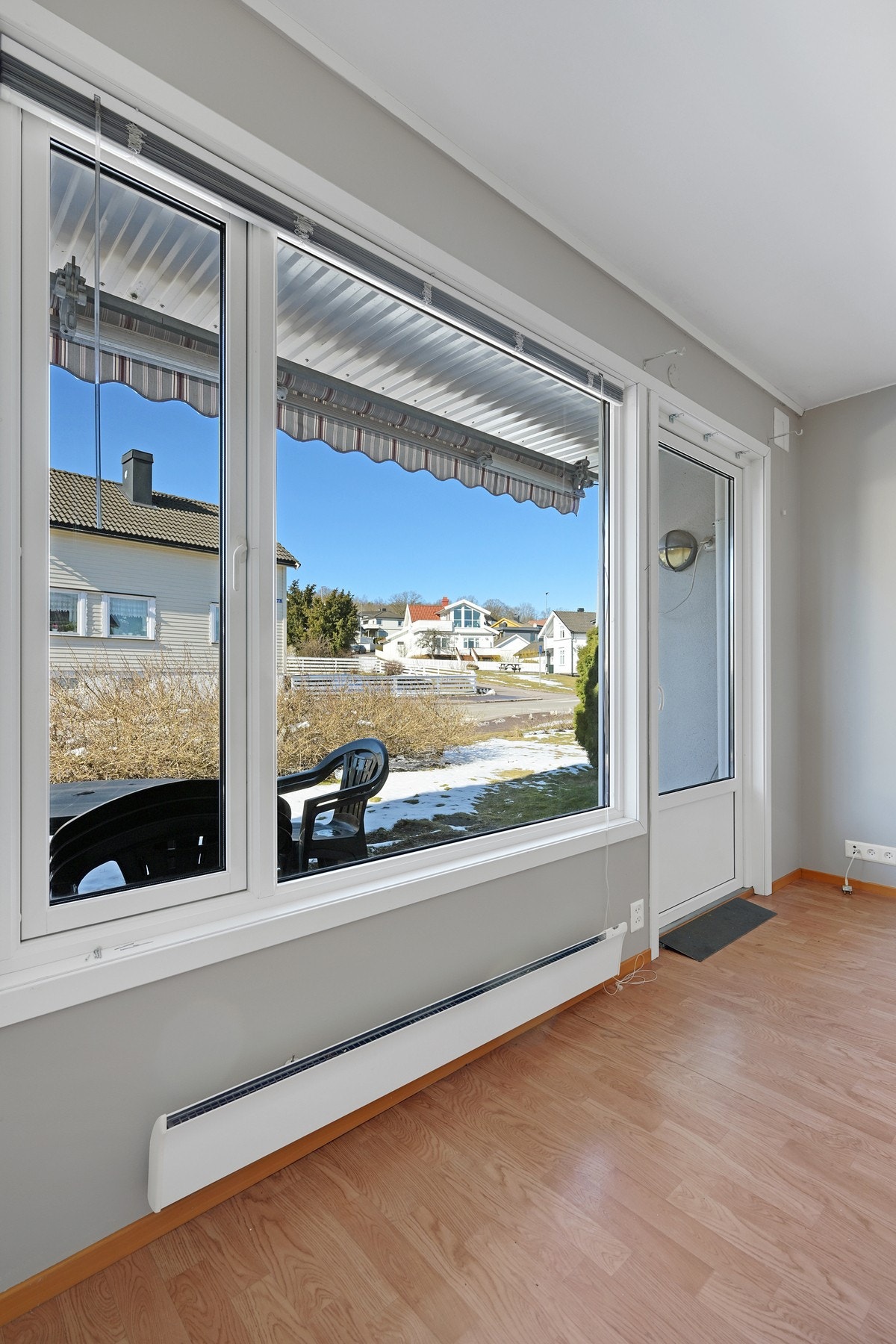 Fra stua er det utgang til en solrik terrasse Galleribilde