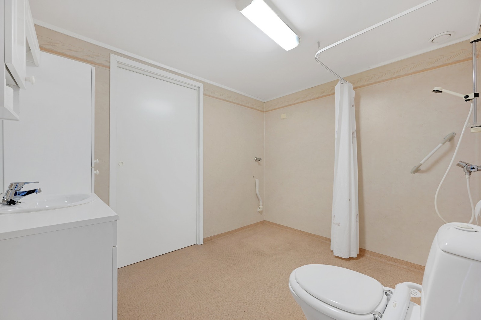 Et romslig og praktisk bad - det er også opplegg for vaskemaskin Galleribilde