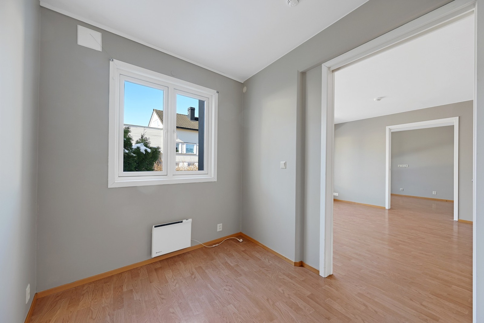 Leiligheten har ett stort og et mindre soverom - her ser vi det minste Galleribilde