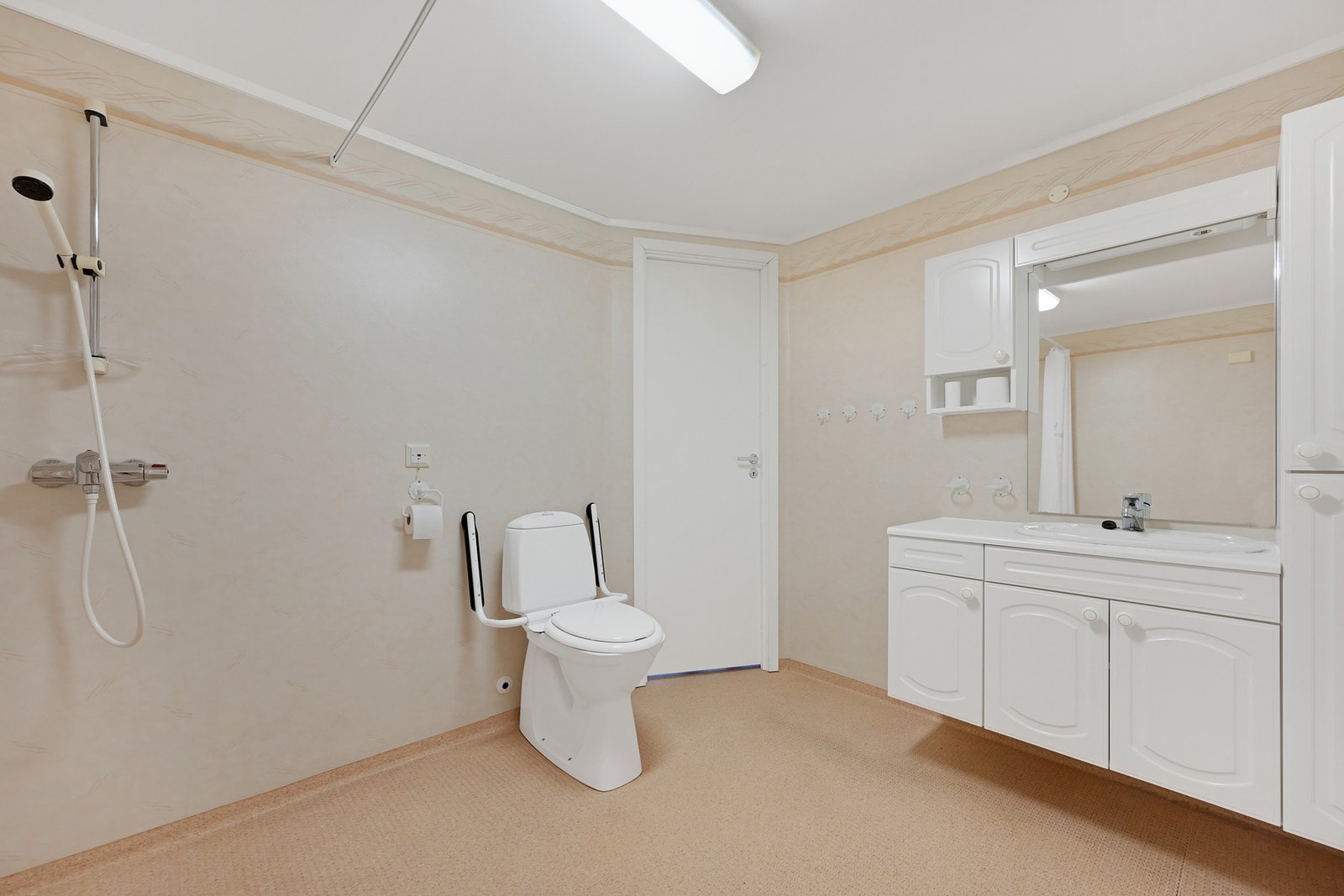 Badet har dører både til entreen og til hovedsoverommet Galleribilde