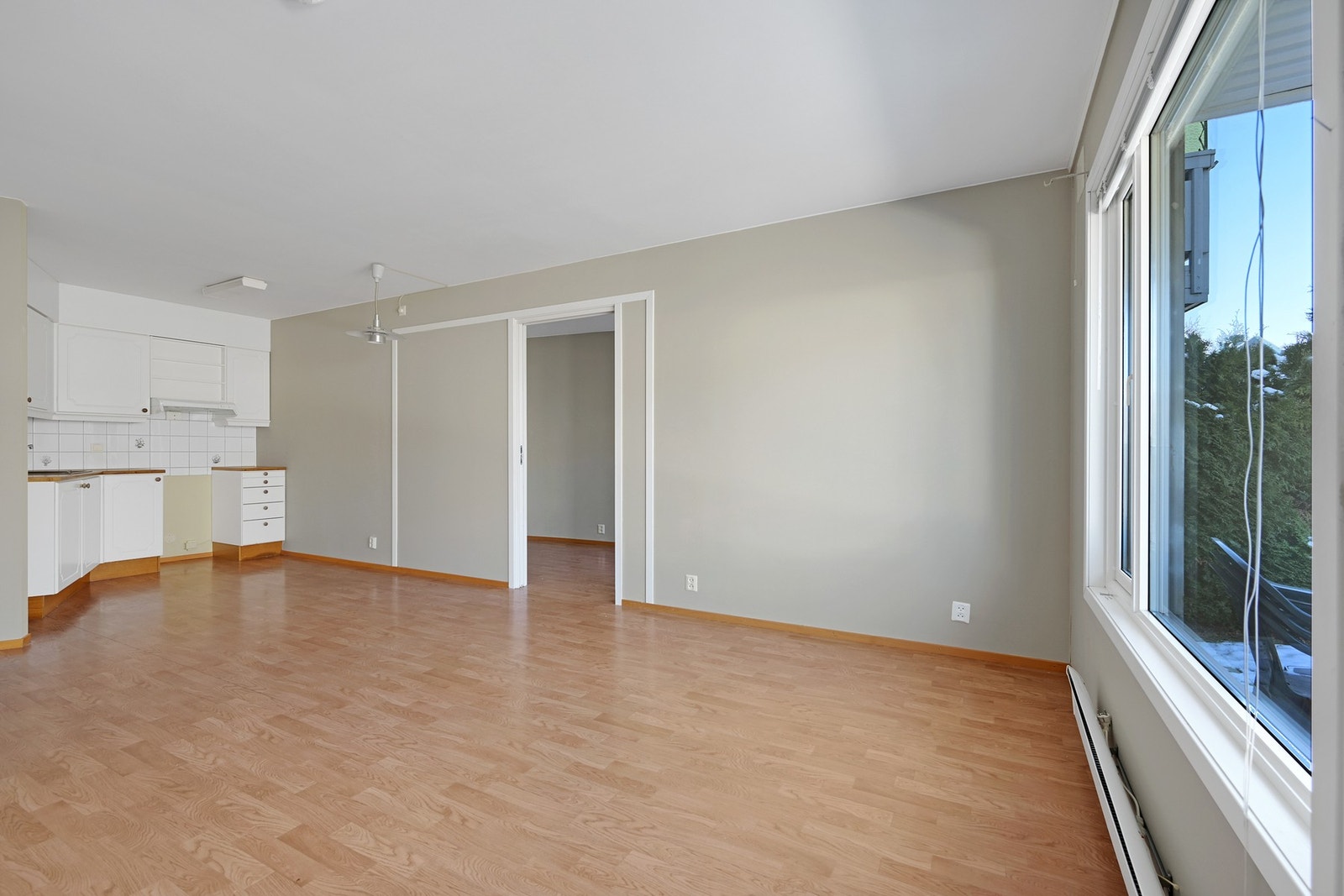 Fra stua er det terskelfri adkomst til begge soverommene Galleribilde