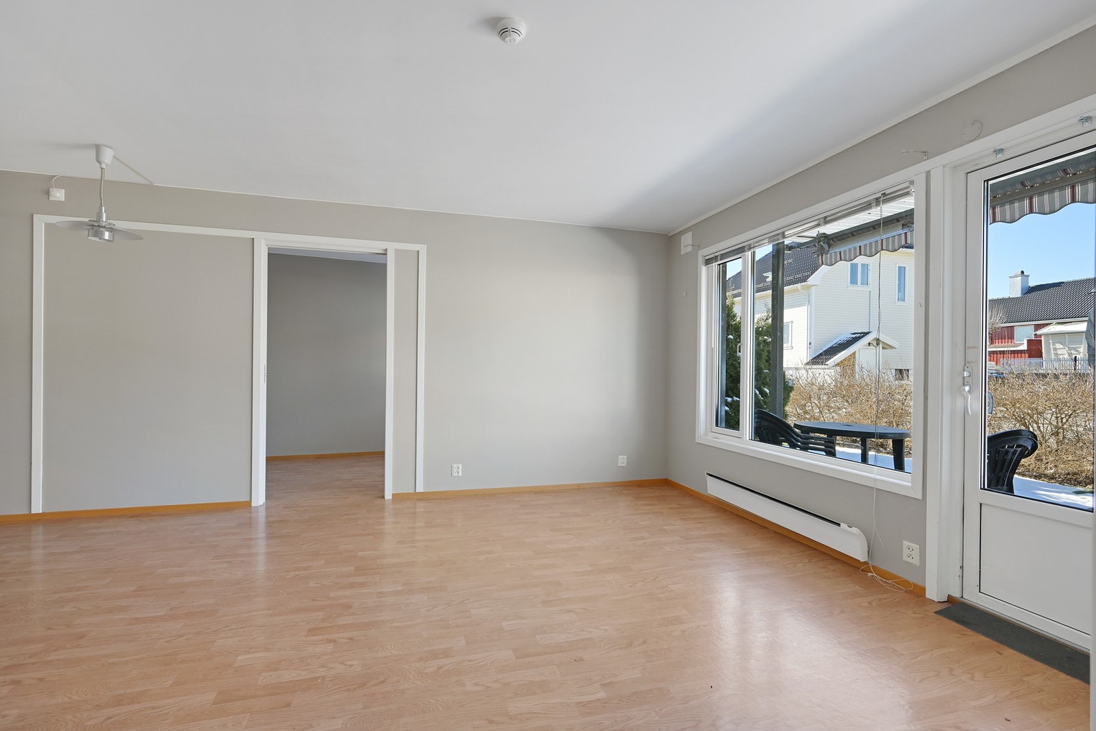 Store vindusflater i stua mot vest Galleribilde