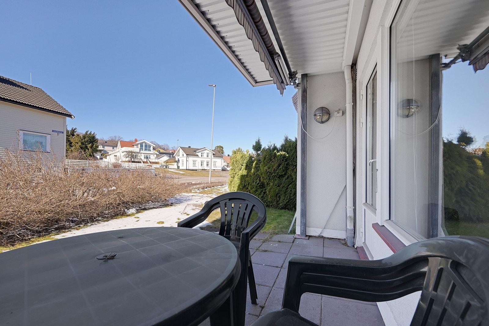 Hellelagt terrasse mot vest med elektrisk markise Galleribilde