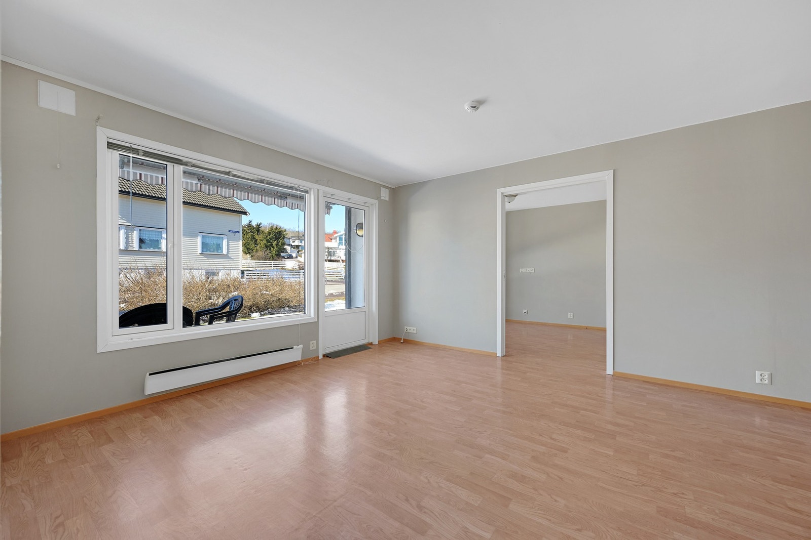 Vi fortsetter inn i stua igjen og ser inn mot hovedsoverommet til høyre Galleribilde