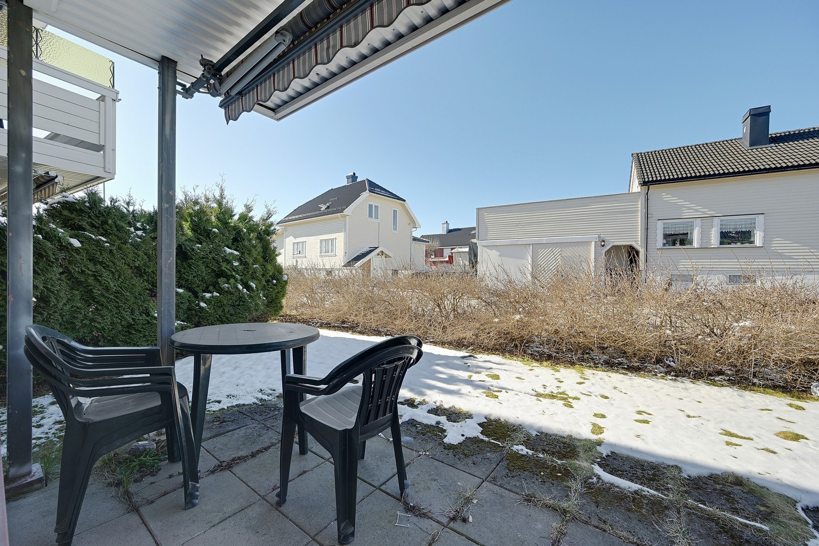 Her ser vi terrassen en vinterdag i slutten av mars - men nå er det vår.... Galleribilde