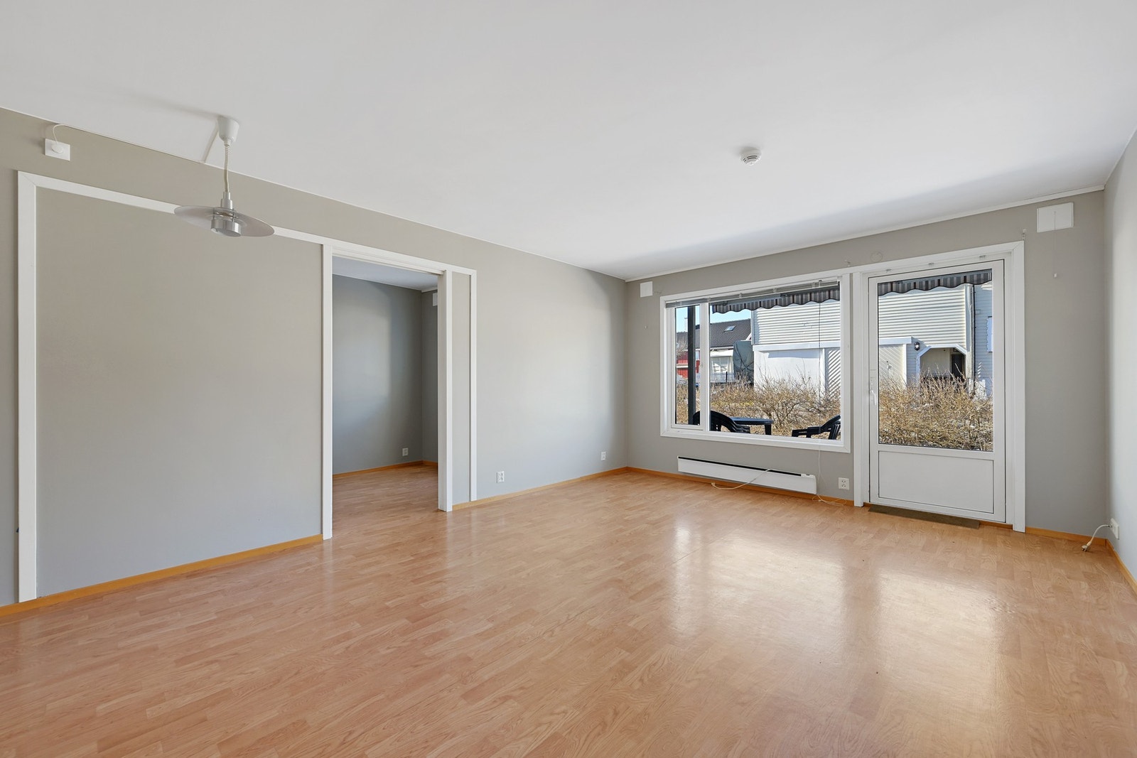 Nymalt stue med god plass for både spisestue og sofagruppe Galleribilde