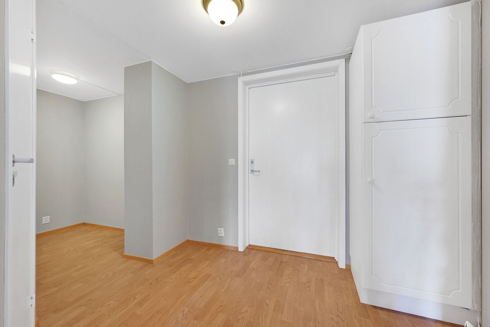 Entre med garderobe - gode trapper og heis fra hovedinngangen Galleribilde