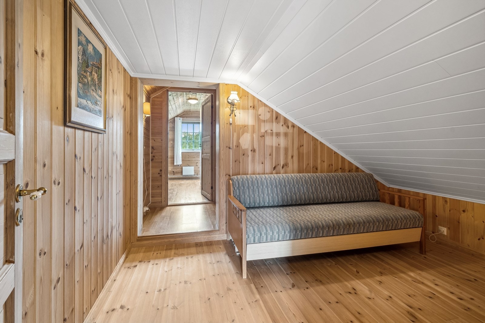 I 2. etasje er det tre soverom. Det er også en romslig gang med plass til møblement. Galleribilde