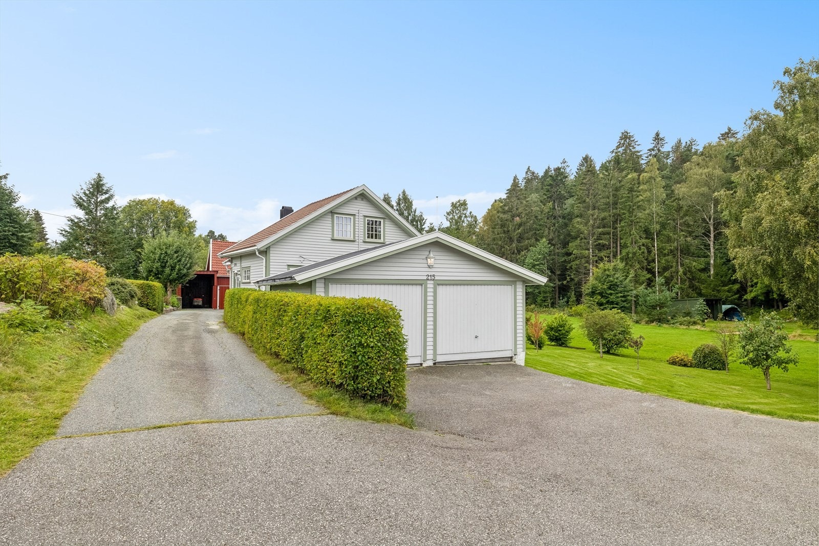 Du kan parkere trygt og behagelig i eller foran garasjen. Galleribilde