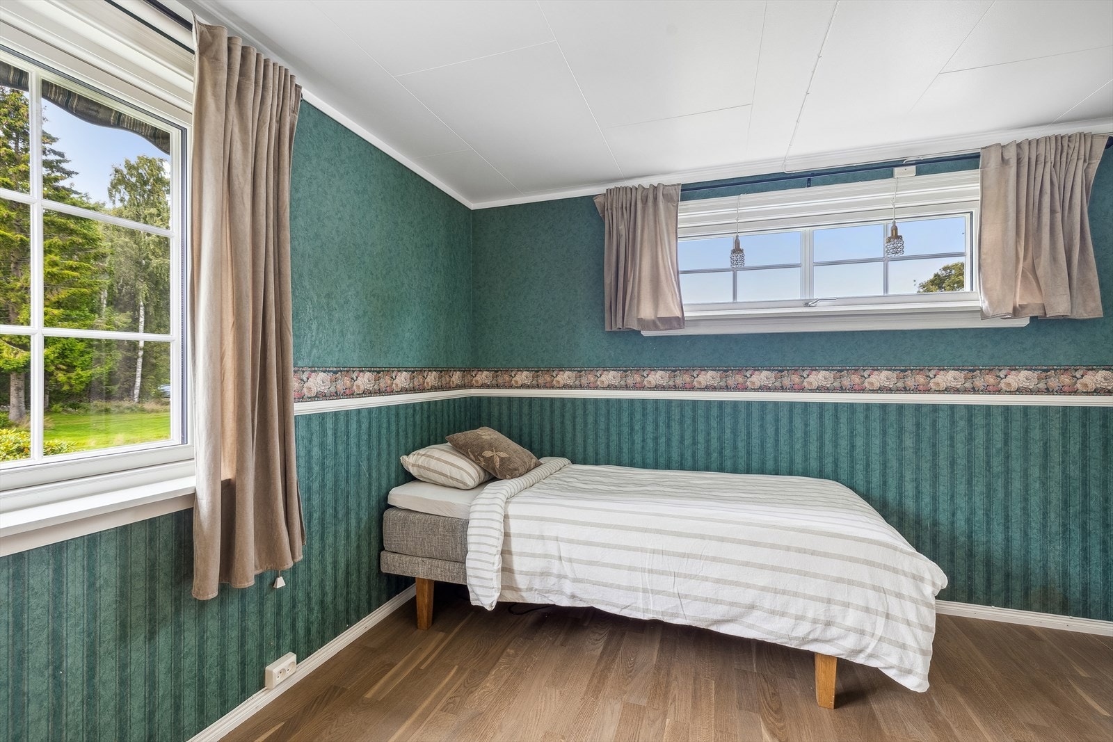 Det er også etablert et soverom i 1. etasje i det som opprinnelig var en del av stuen. Galleribilde