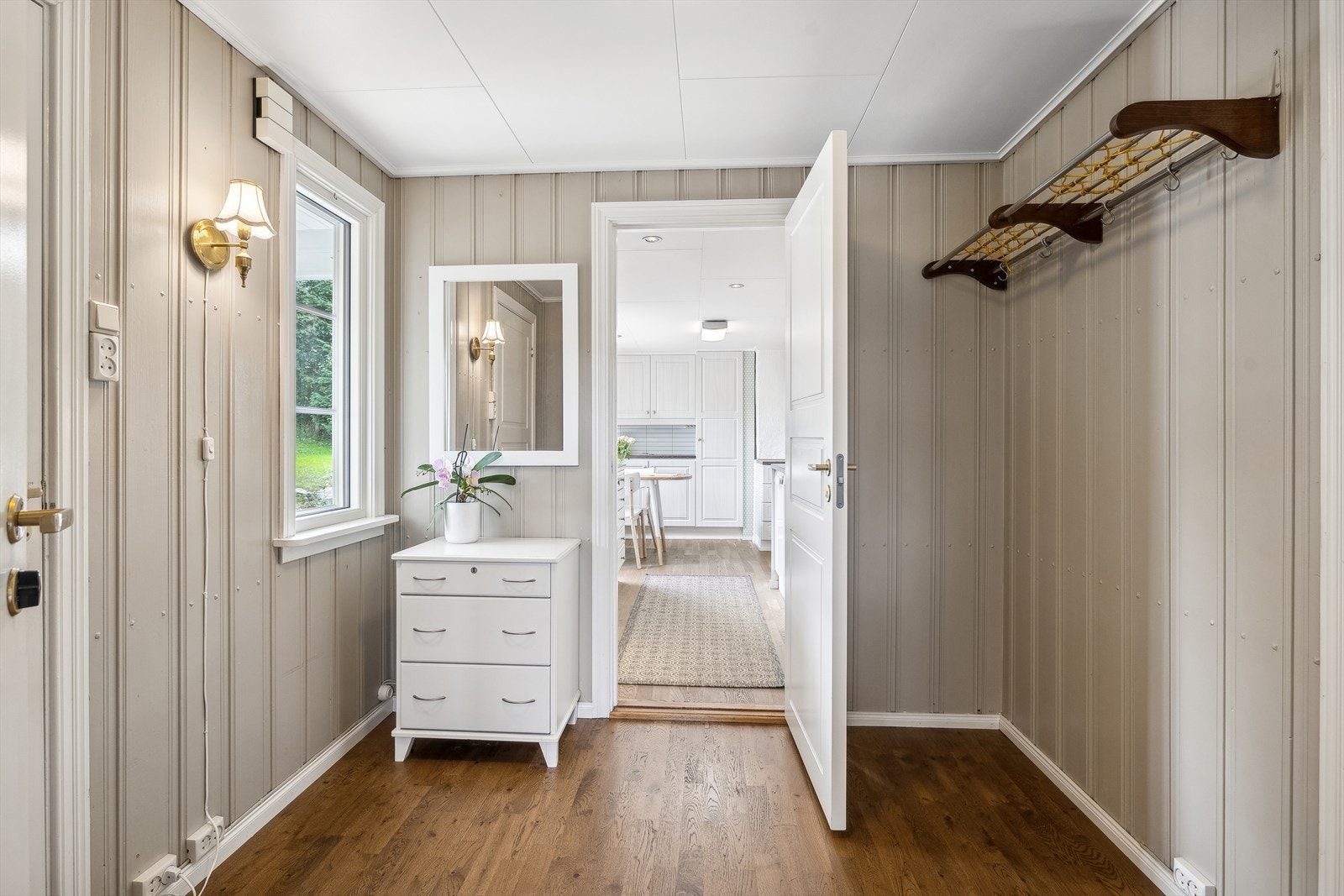 Velkommen inn i entreen som leder videre til denne gangen. Her har du plass til å installere ønsket møblement for oppheng av yttertøy. Galleribilde