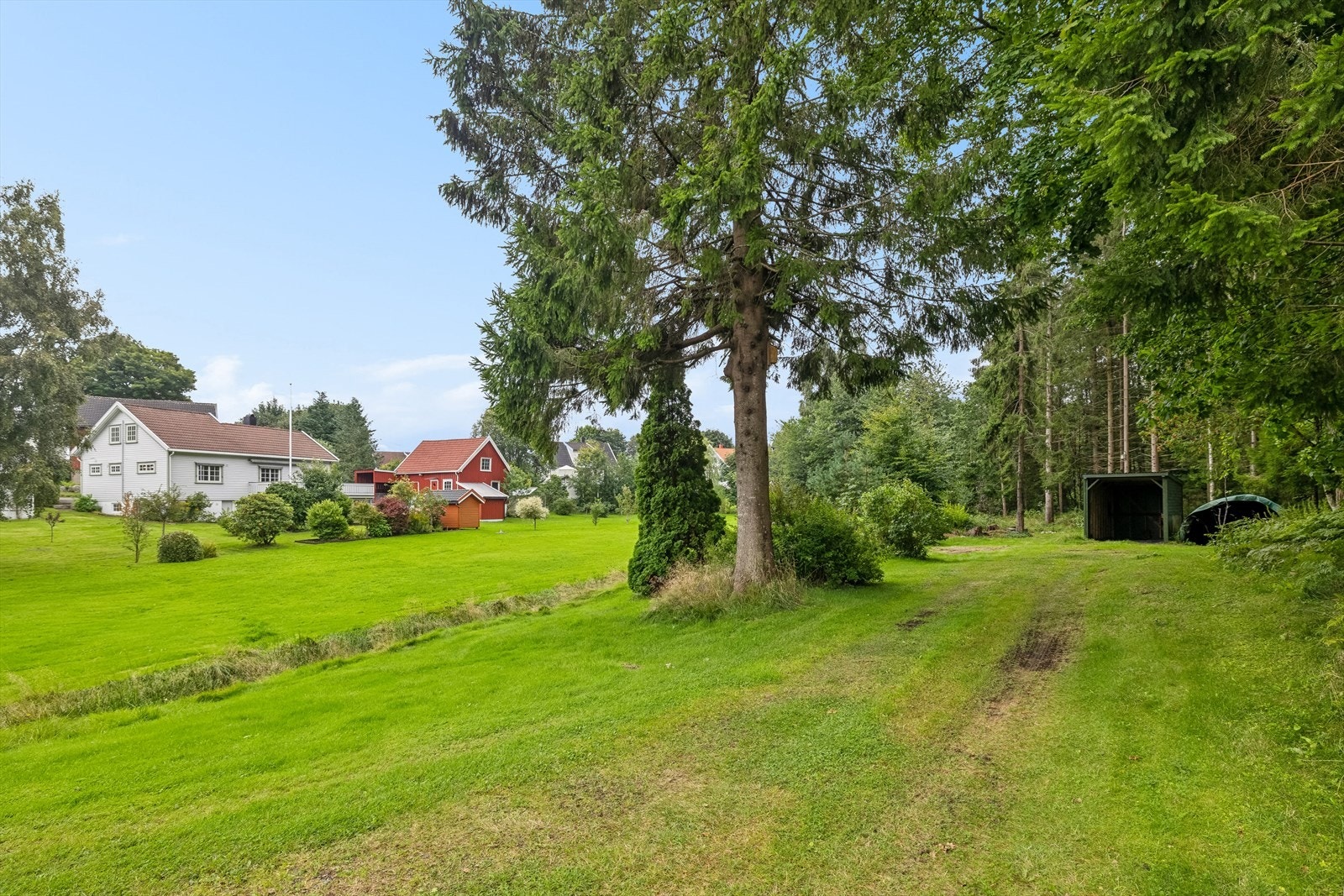 Tomten er på ca. 4,5 mål. Galleribilde
