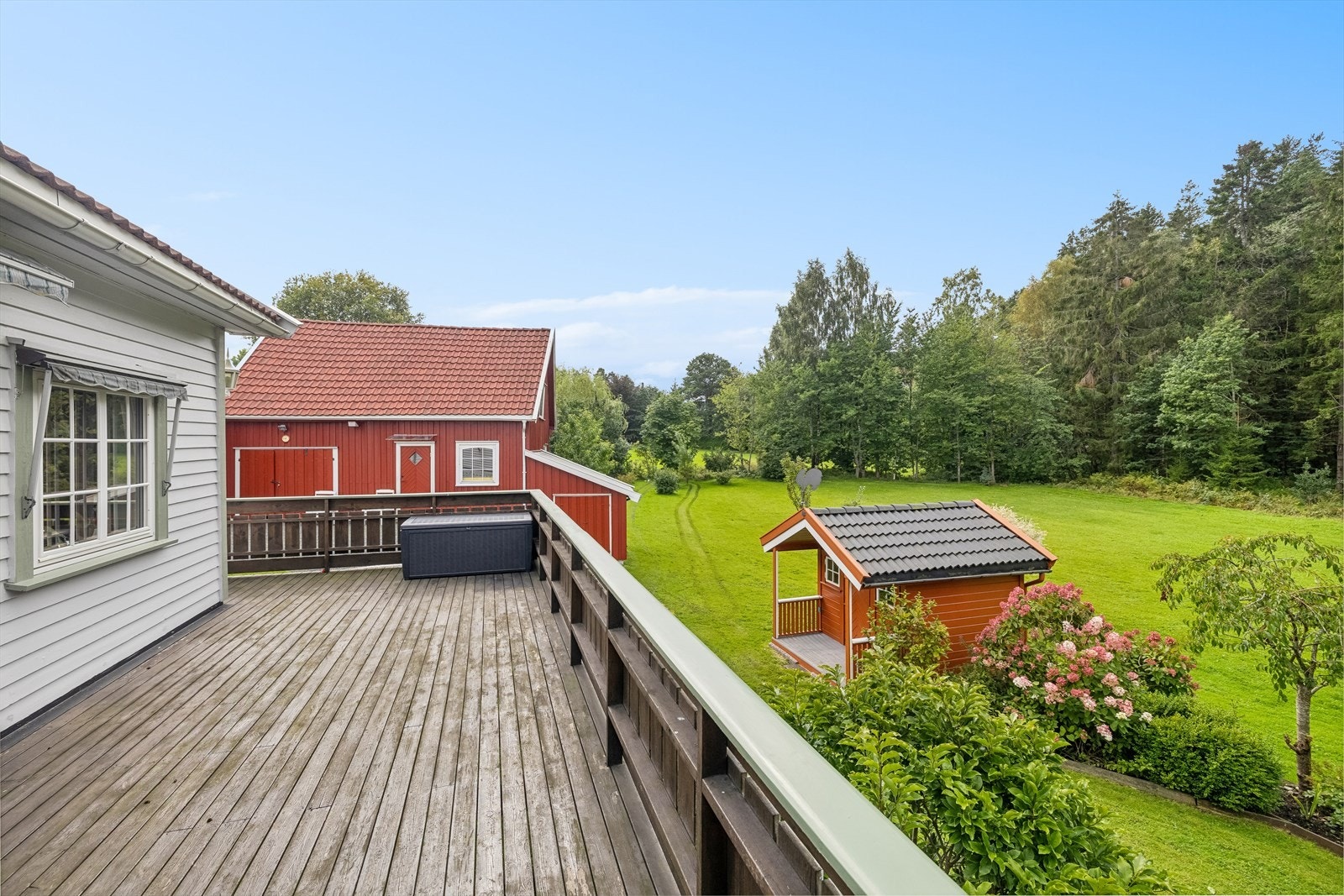Boligen har en stor veranda med gode solforhold. Galleribilde