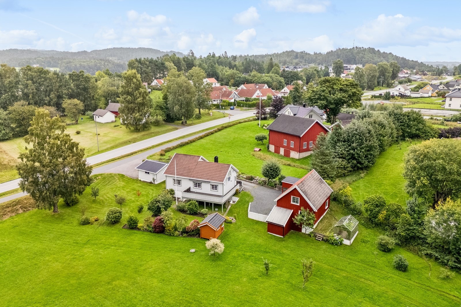 Boligen ligger landlig til på Naudenes, om lag 2,5 kilometer fra Grimstad sentrum. Galleribilde