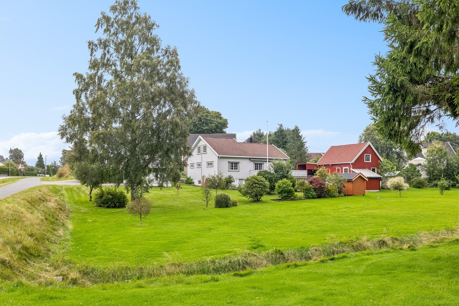 Romslig tomt beliggende landlig og sentralt. Galleribilde