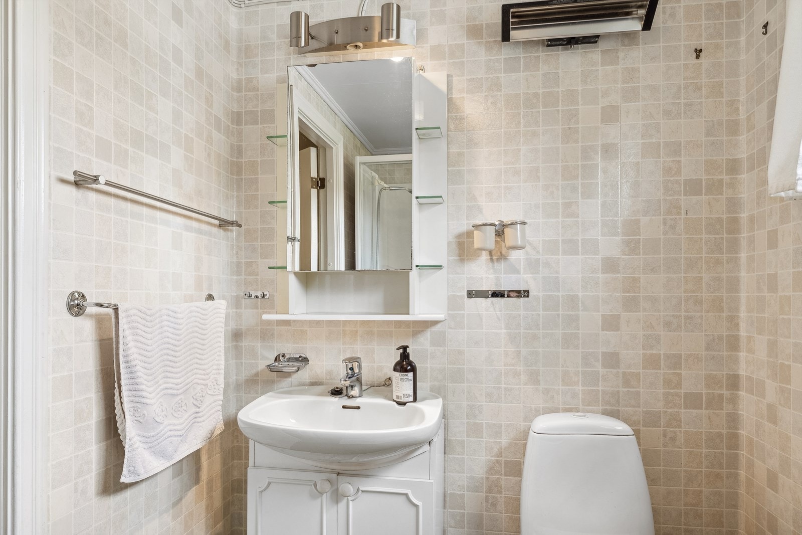 Badet i 1. etasje har belegg på gulvet og plater på veggene. Galleribilde