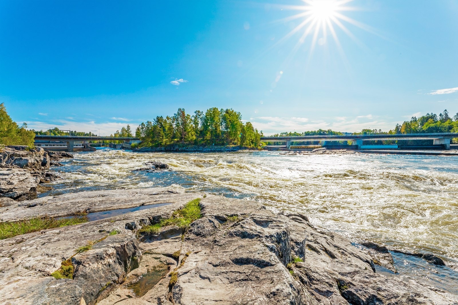 Ved Bingsfossen er det også fine turstier langs vannet. Galleribilde