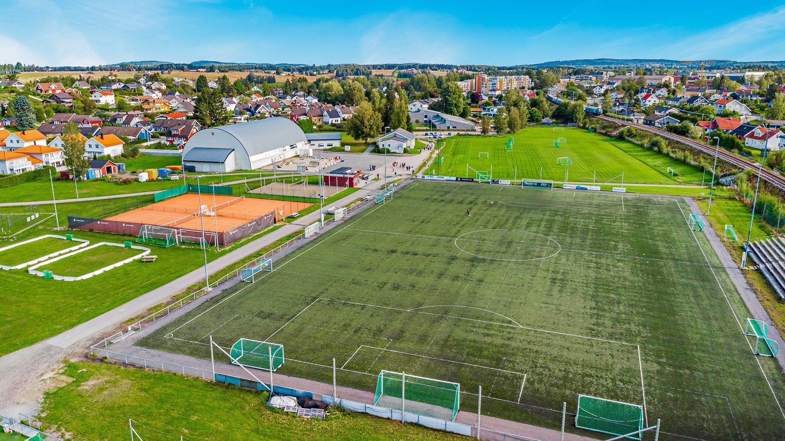 Sørumsand Idrettspark tilbyr aktiviteter for store og små. Galleribilde