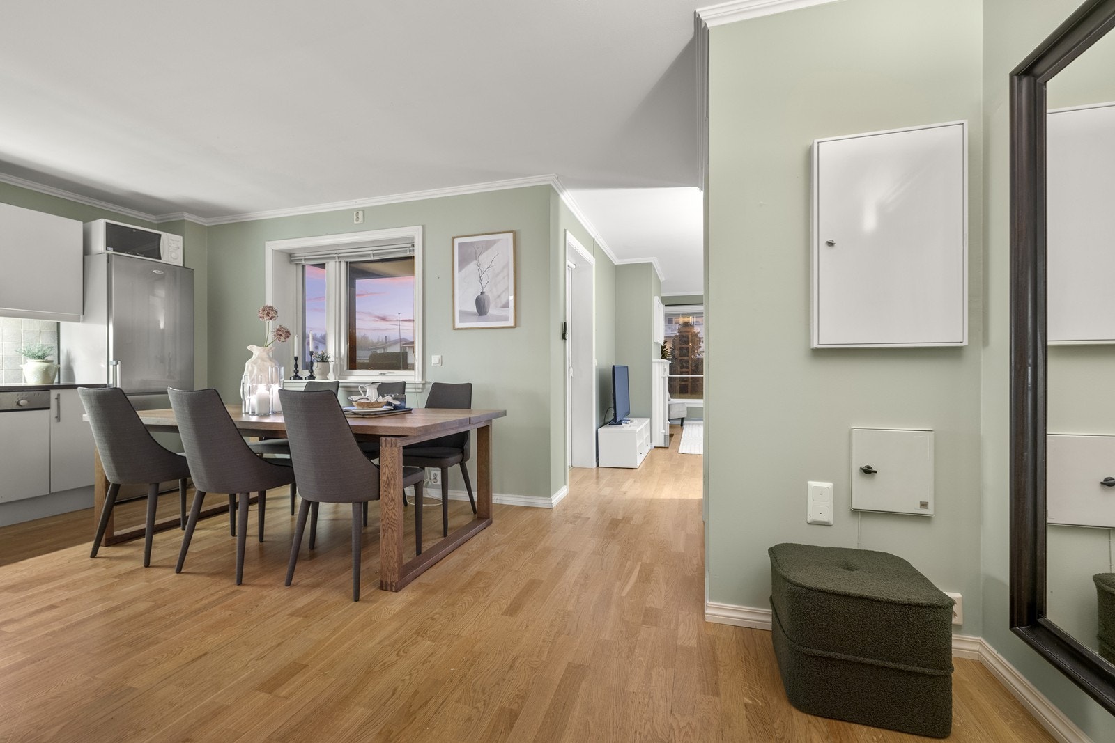Ved kjøkkenet er det fin plass til stort spisebord hvor man kan invitere til hyggelige sammenkomster. Galleribilde