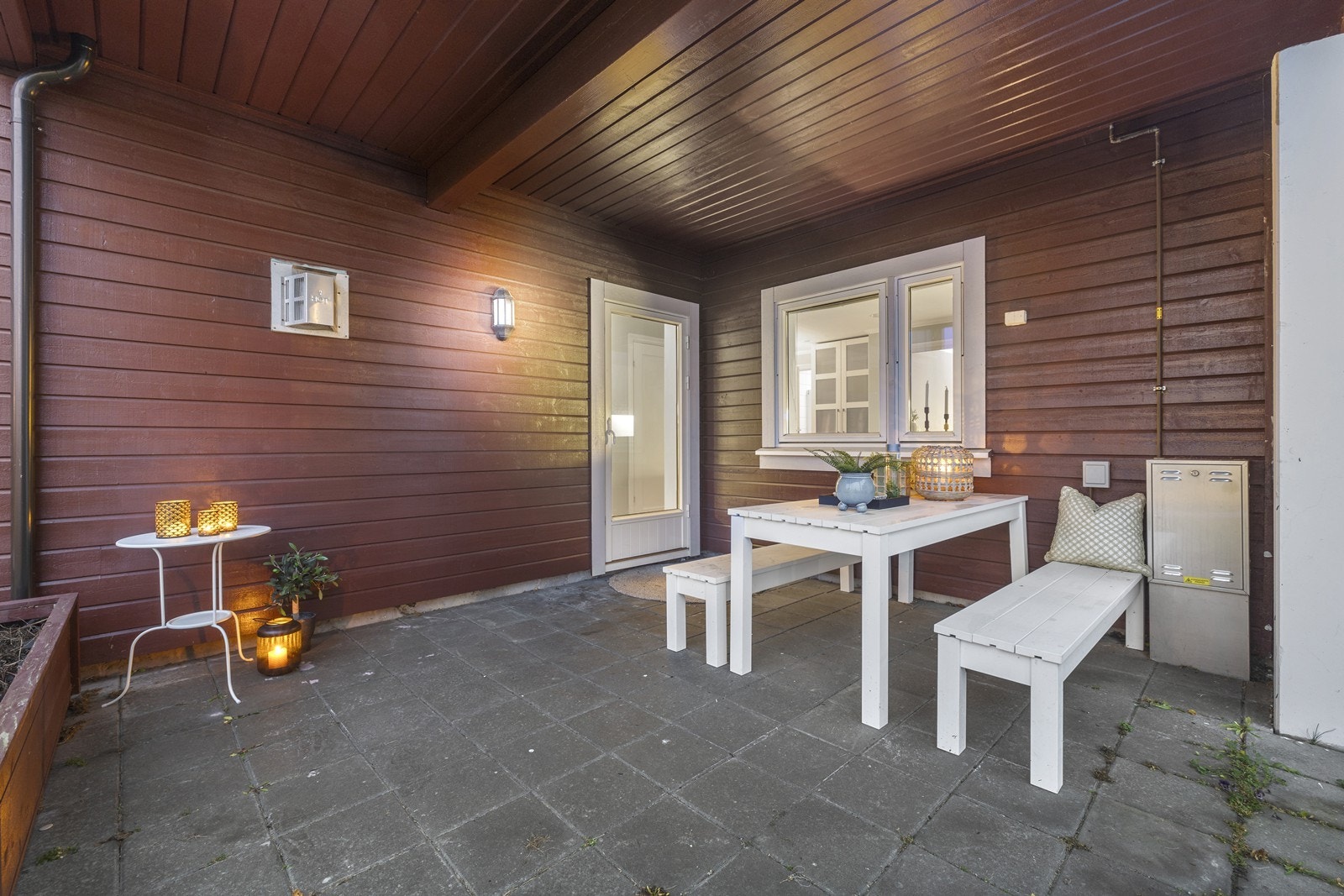 Hellelagt markterrasse. Det er montert både utelys og stikkontakter. Galleribilde