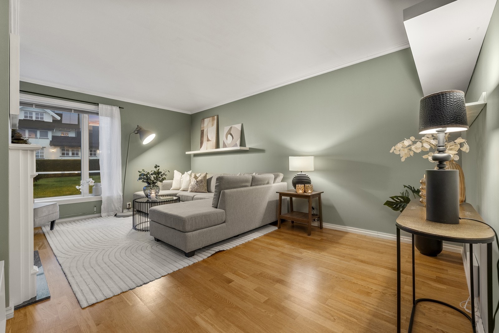 I stuen er det flere møbleringsmuligheter og fin plass til romslig sofa. Galleribilde