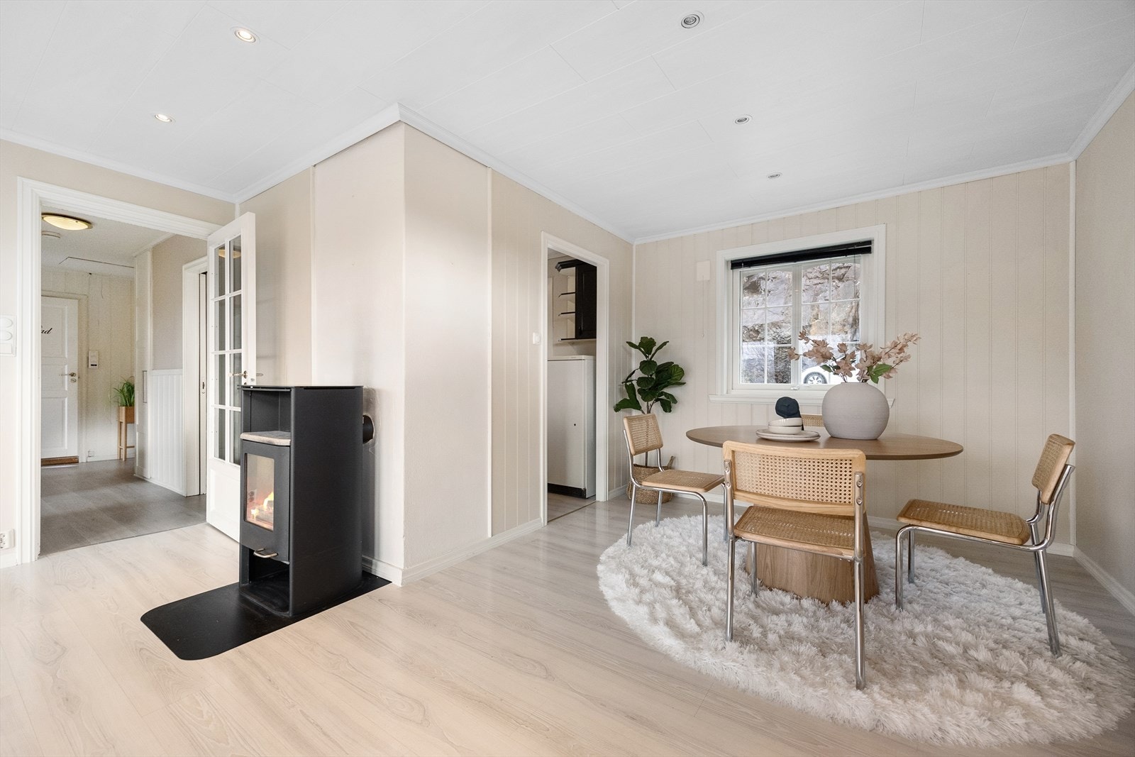 Rommet lar seg lett møblere, hvor man har en naturlig plass til spisebords innredning. Galleribilde