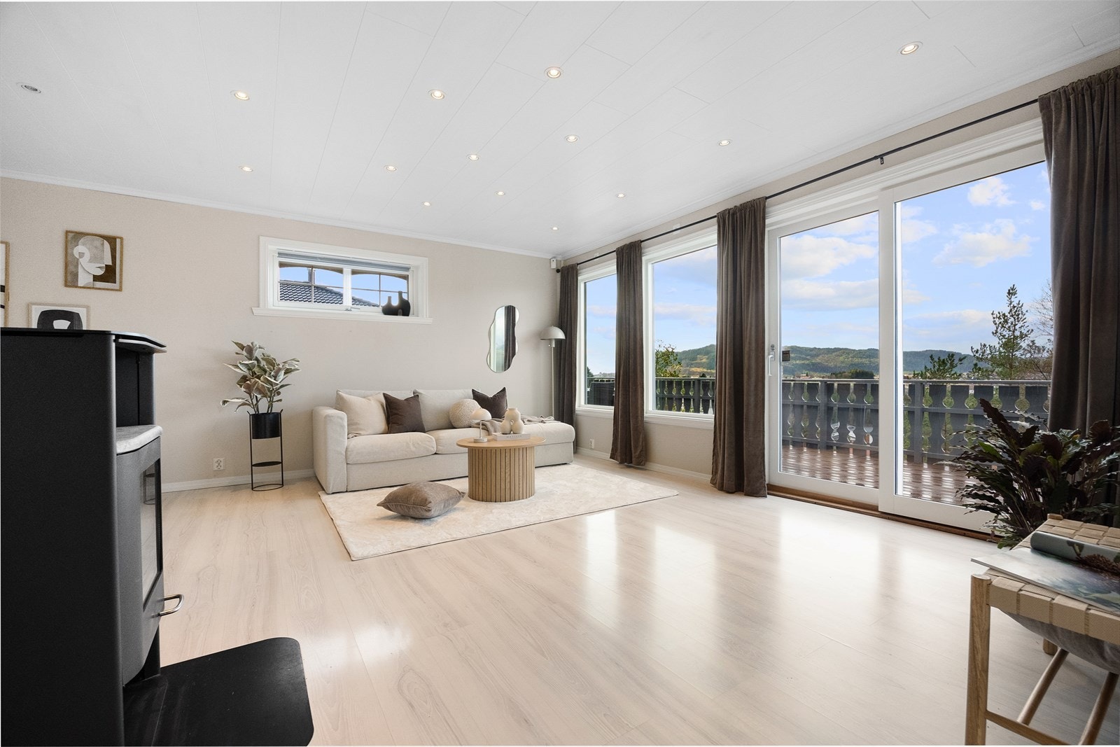 Romslig og lys stue med rikelig naturlig lyssinnslipp. Galleribilde