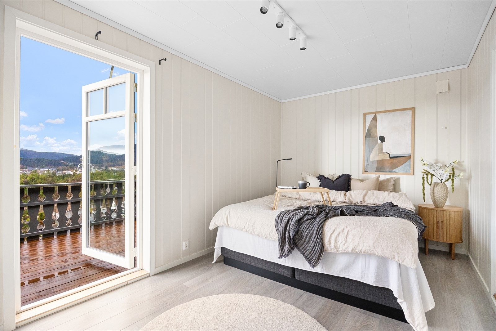 Romslig en-suite hovedsoverom med egen direkte utgang til balkong. Galleribilde