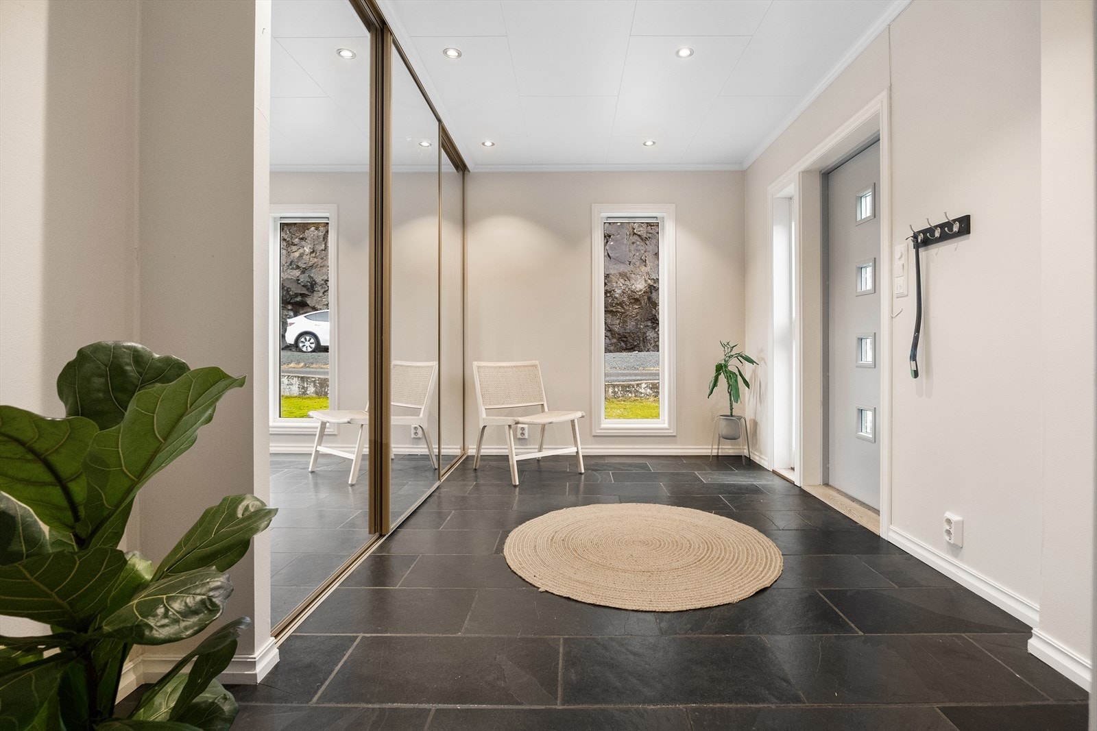 Det første som møter deg er en romslig entre med rikelig innebygget skapplass. Galleribilde