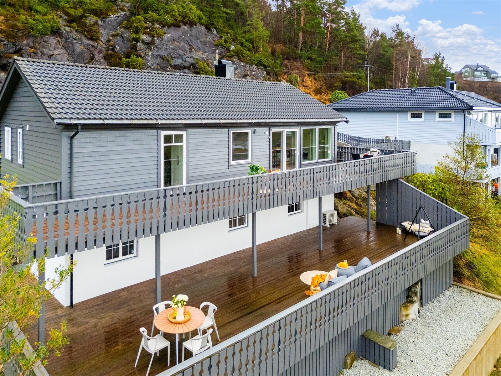 Eiendommen har også en stor terrasse med utgang fra underetasjen. Galleribilde