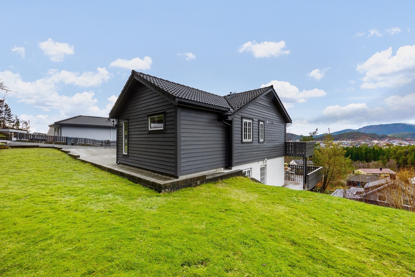 Ellers er tomten opparbeidet med plen og flere fine uteområder. Galleribilde