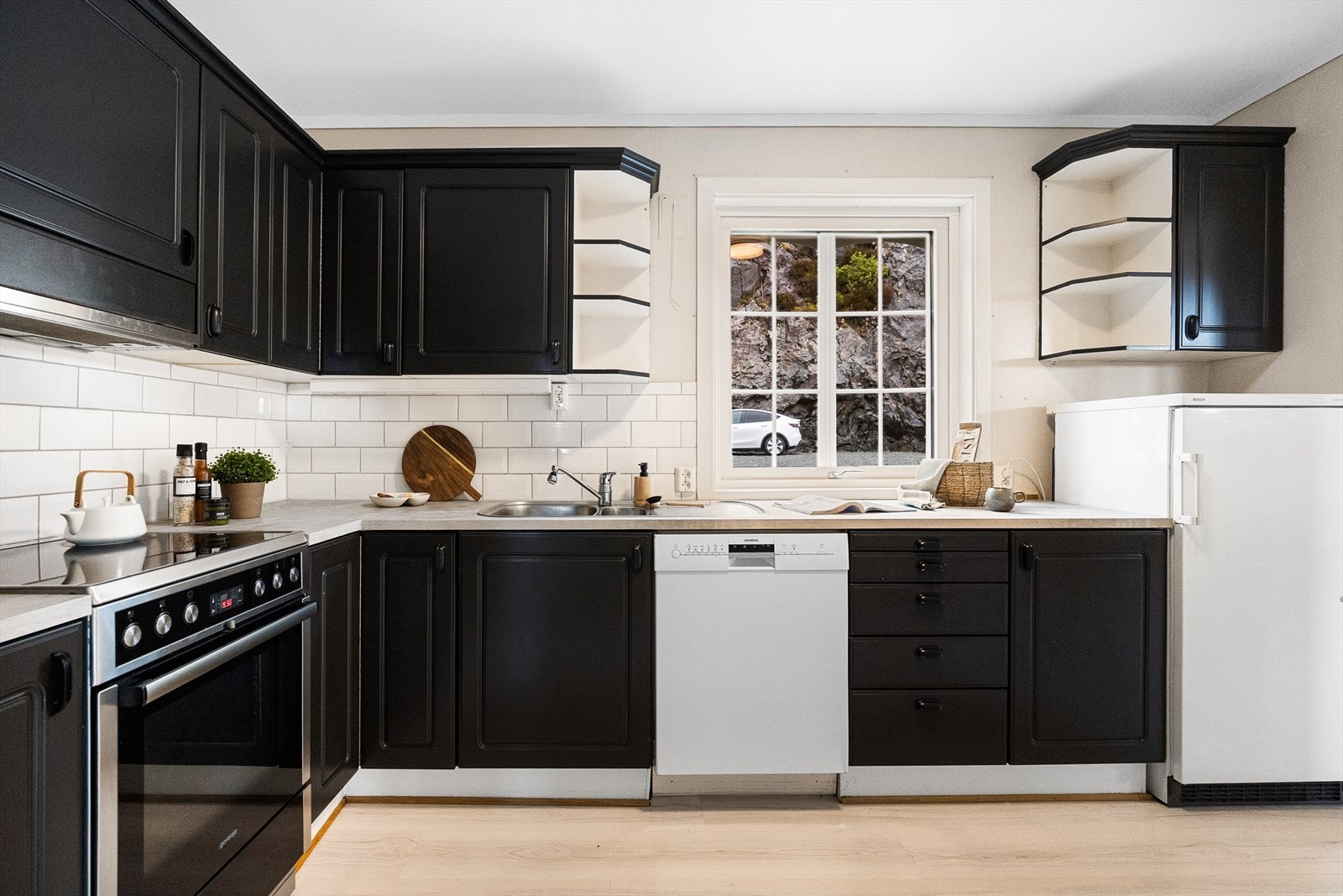 Videre fra spisestue kommer man inn til kjøkkenet. Galleribilde