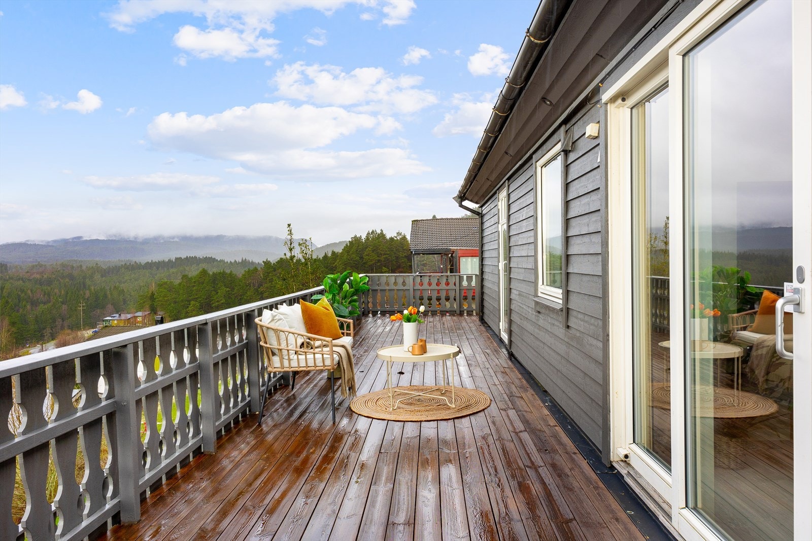 Fra stuen har du utgang til en romslig altan med plass til ønsket møblering. Galleribilde