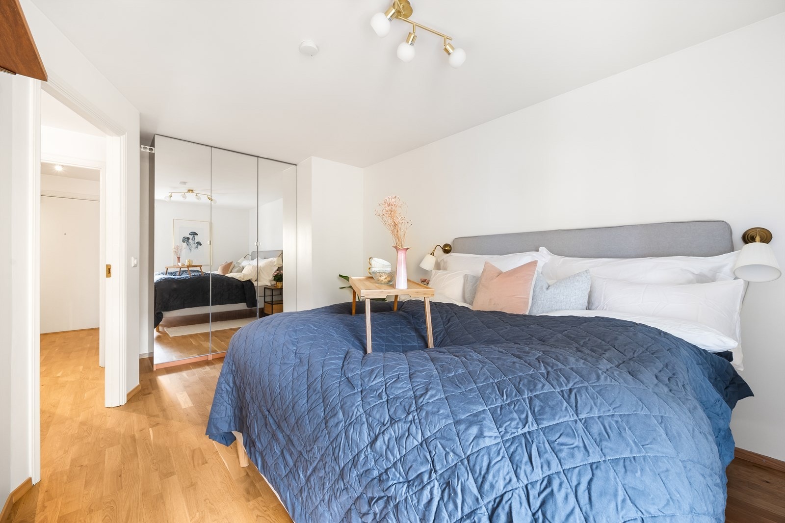 Det er god plass til lagring i stort garderobeskap. Galleribilde