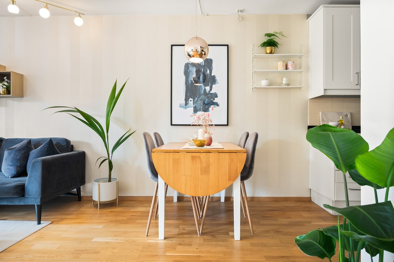 Ved kjøkkenet er det plass til spisegruppe. Galleribilde