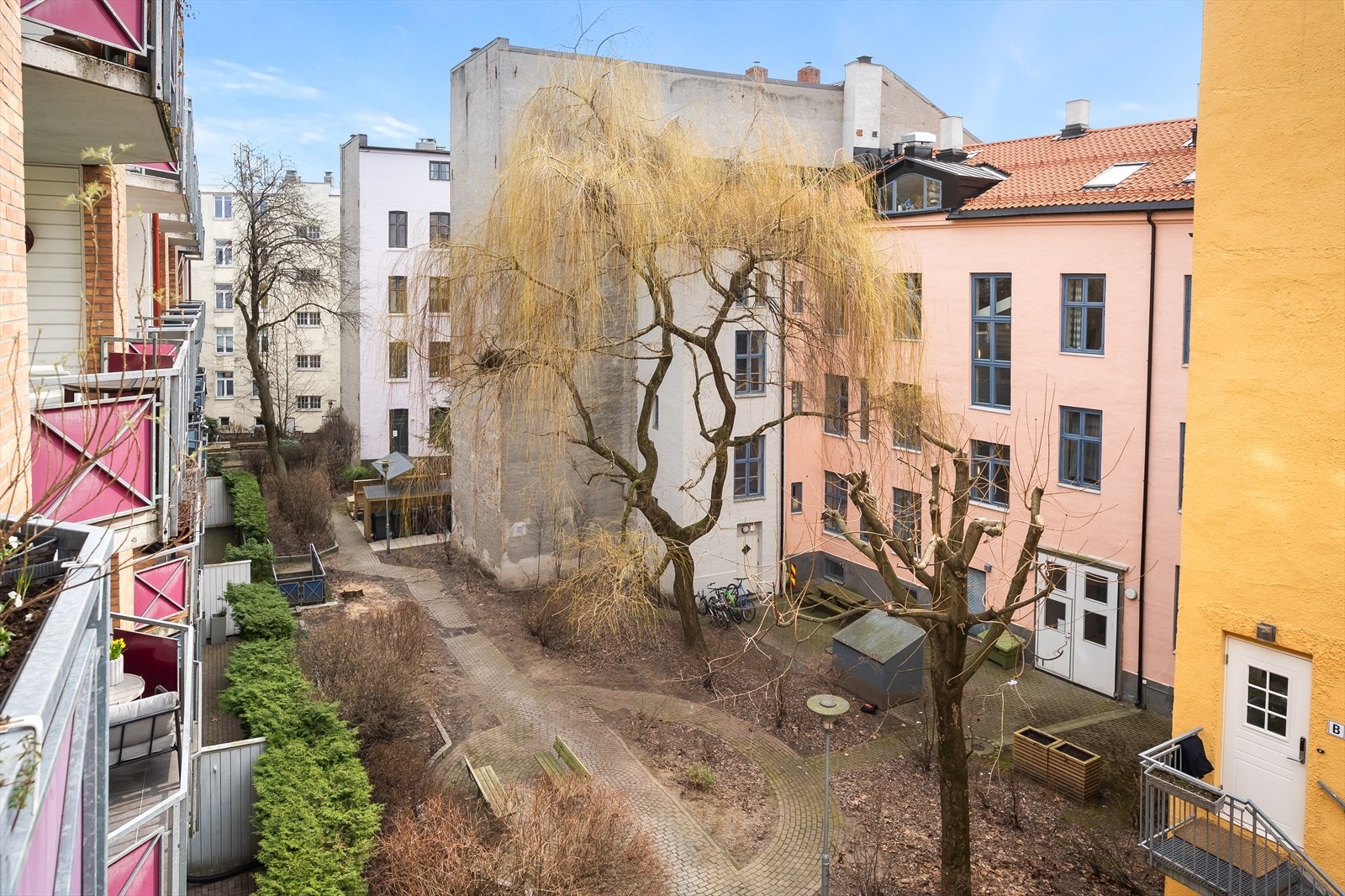 Balkongen har en skjermet og god beliggenhet vendt mot frodig bakgård. Galleribilde