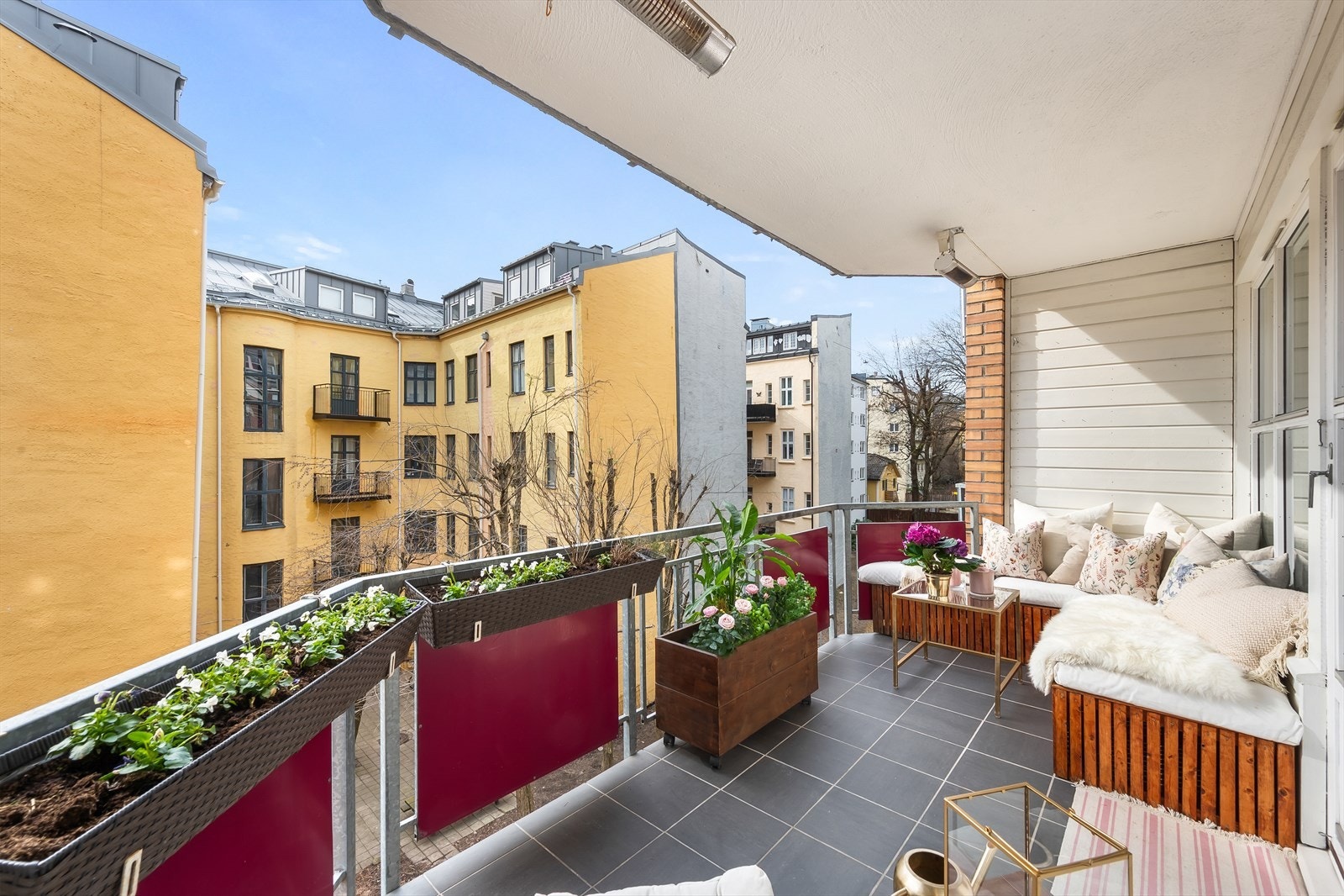 Fra stuen er det utgang til en sydvestvendt balkong på 8 kvm Galleribilde