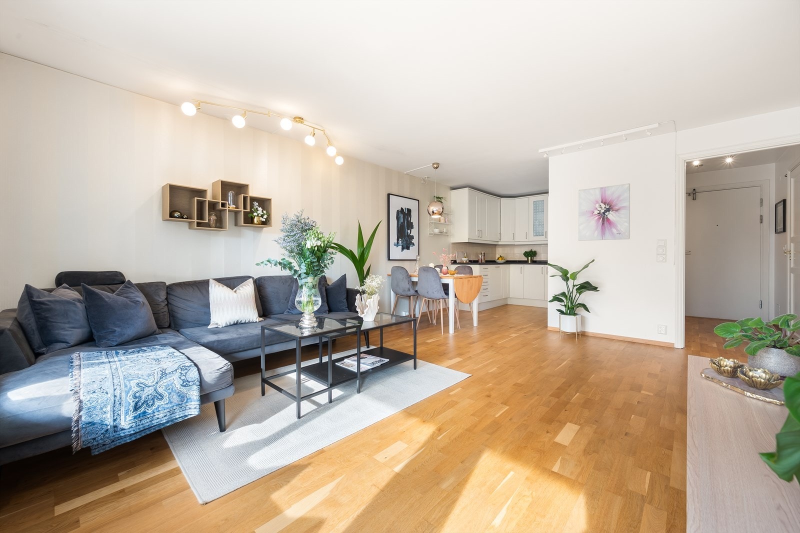 Overflatene er lune og stilrene, og består av tre-stavs parkett, lyse fargevalg og takhøyde på 2,37 meter. Galleribilde