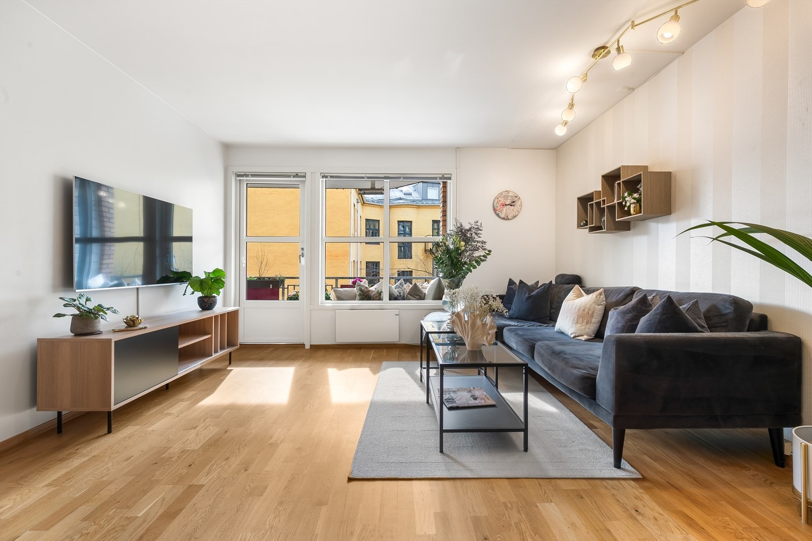 En lys, innbydende og romslig 2-roms med svært sentral beliggenhet. Galleribilde