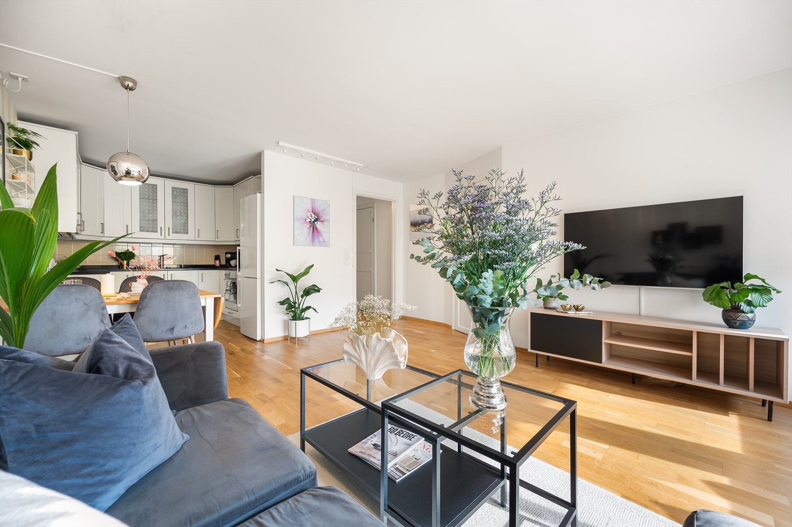 Det er plass til stor sofagruppe med tilhørende sofabord og tv-møblement. Galleribilde