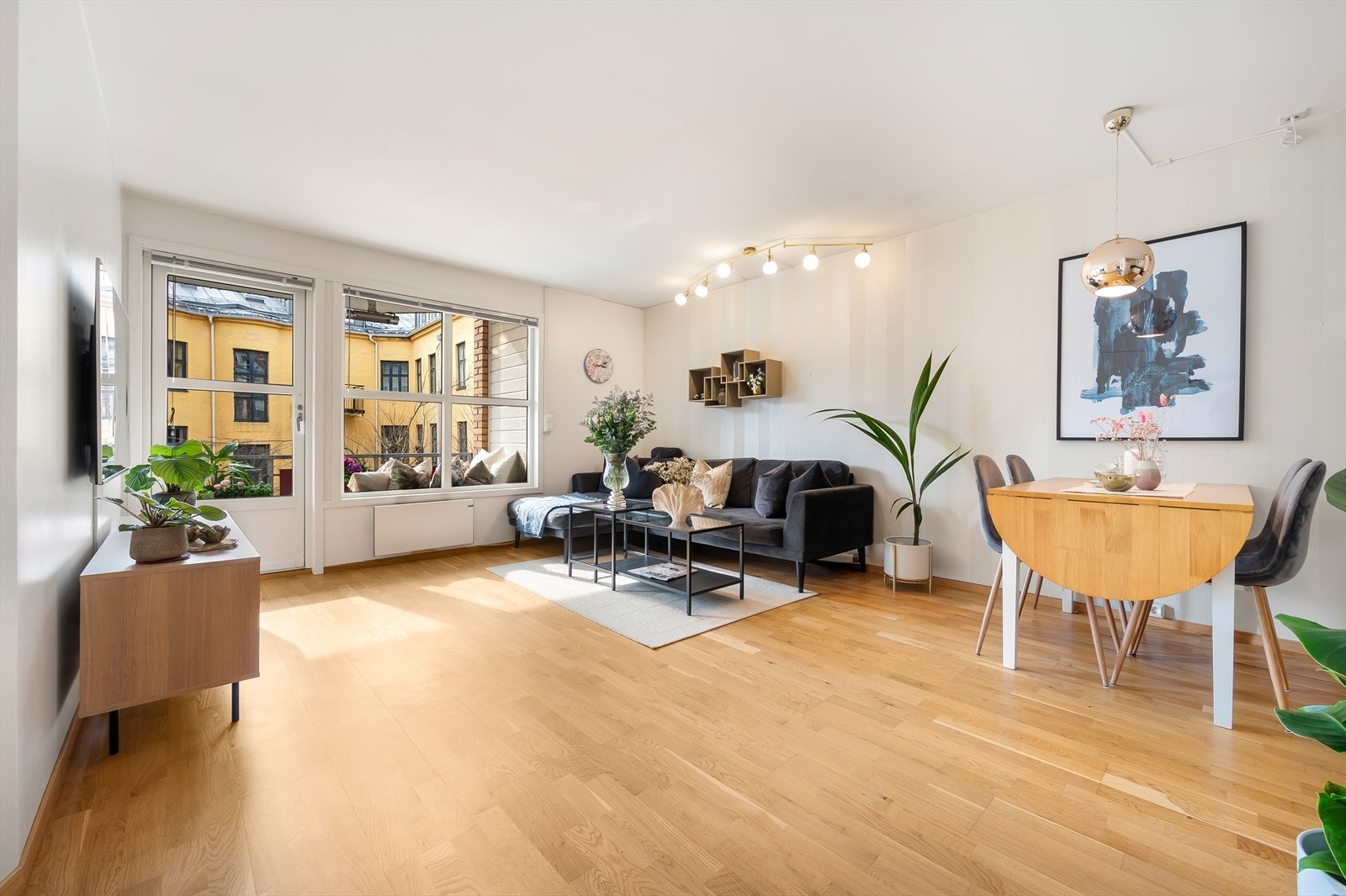 Store vindusflater og balkongdør sikrer godt innslipp av naturlig lys. Siden balkongen er overbygd oppleves leiligheten lun og svar også på gode sommerdager. Galleribilde