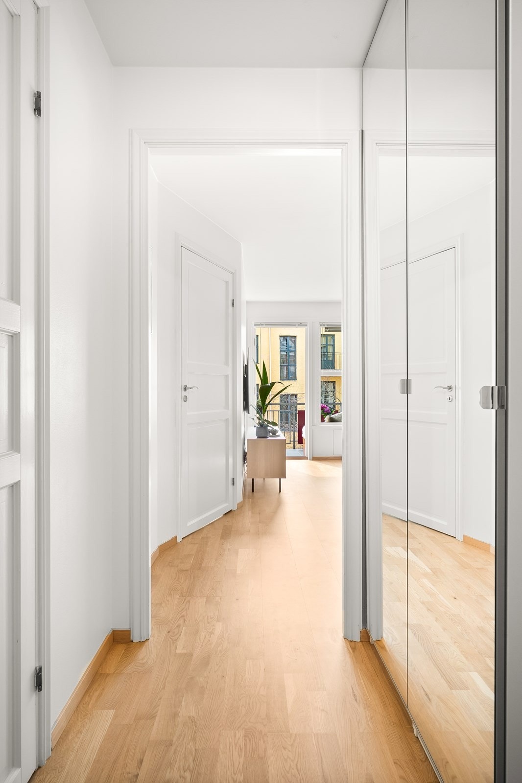 I gangen er det skap samt plass til knagger og skohylle for oppbevaring av yttertøy. Galleribilde