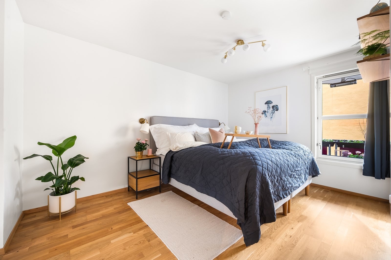 Delikat soverom av god størrelse. På rommet er det rikelig med areal til dobbeltseng og nattbord. Galleribilde