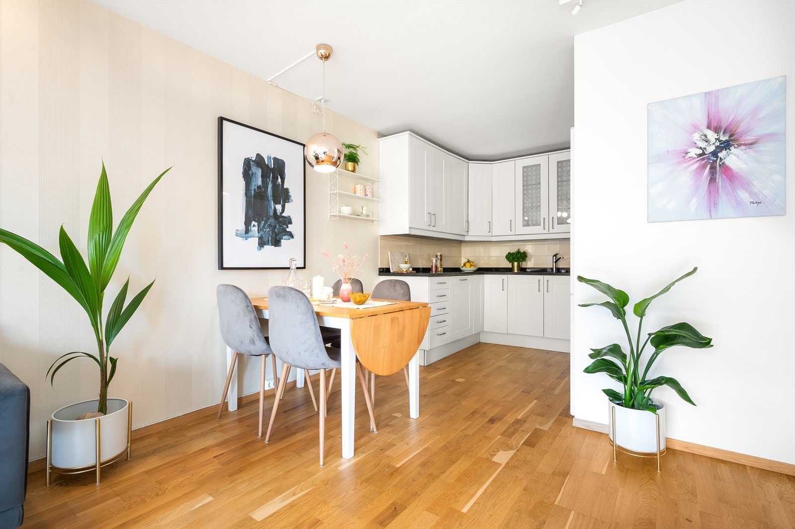 Pent, smakfullt kjøkken med skjermet plassering. Galleribilde