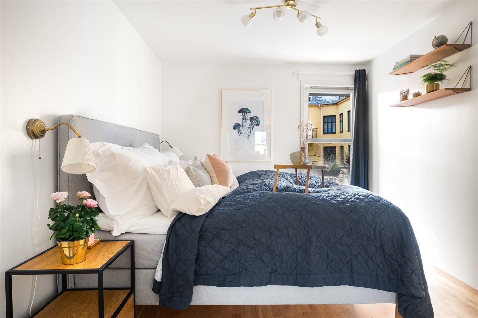 Stort vindu sikrer godt med lys og luft. Soverommet vender mot rolig bakgård. Galleribilde