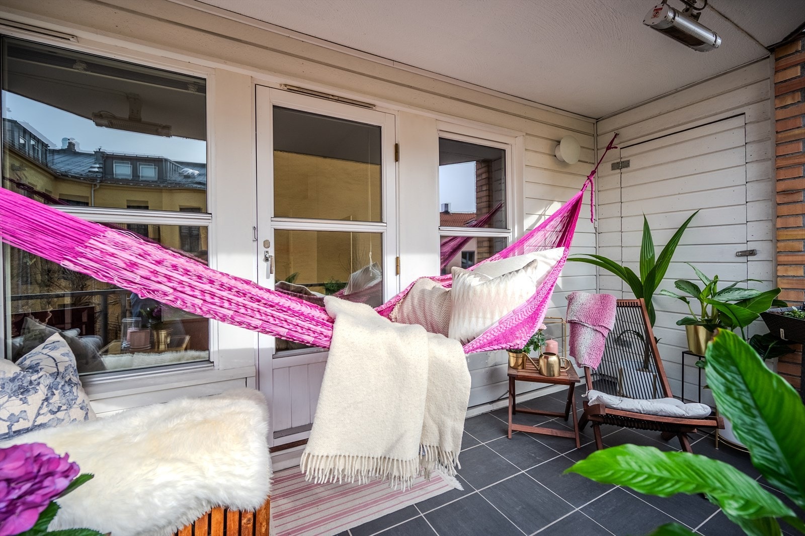 På balkongen er det en utebod på ca. 1 kvm. I tillegg disponerer man en kjellerbod på ca. 2,4 kvm. Galleribilde