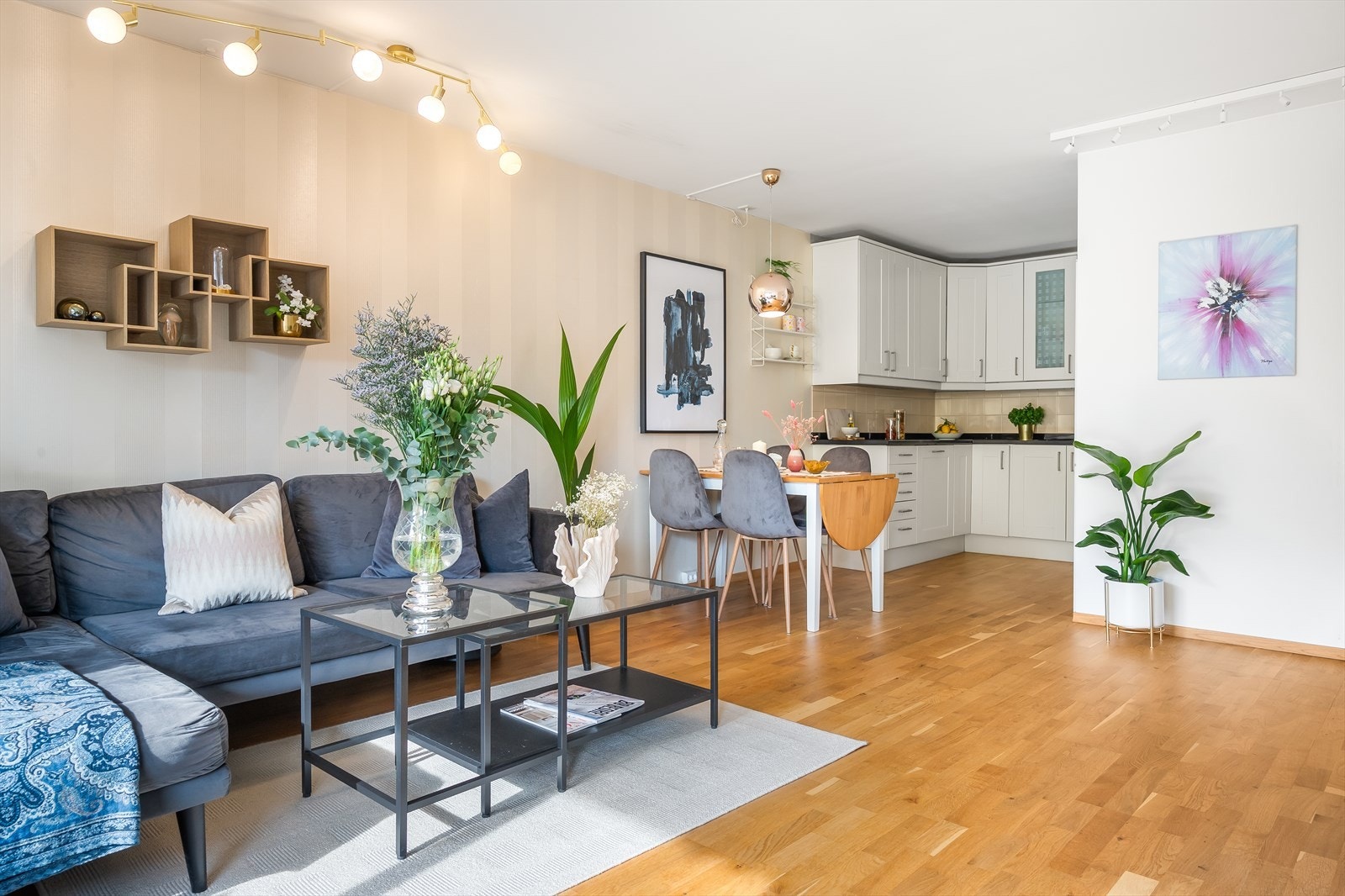 Leiligheten har en romslig planløsning med store rom og naturlig arealfordeling. Galleribilde