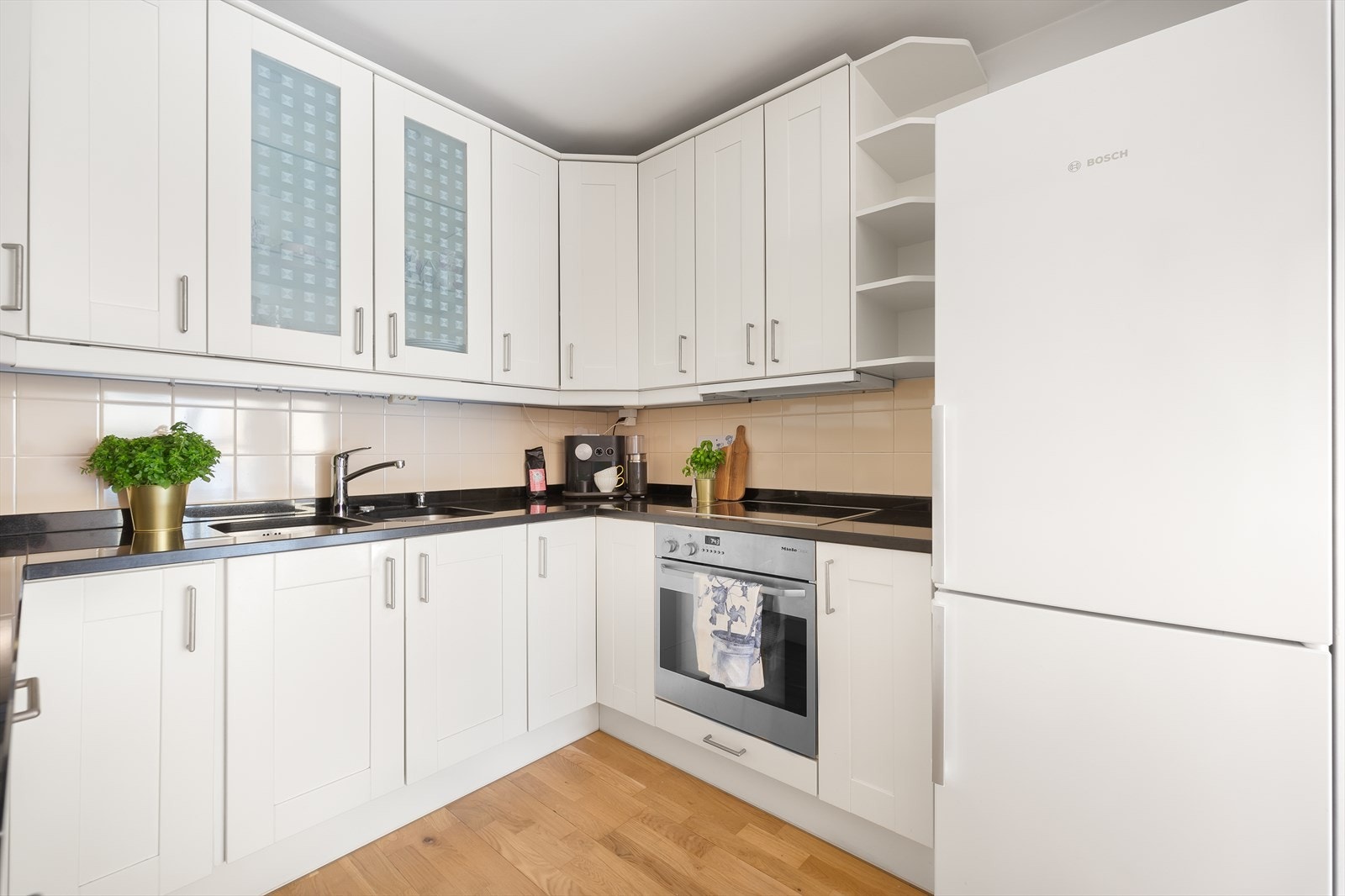 Det er rikelig med skap- og benkeplass legger til rette for god oppbevaring og arbeidsplass på kjøkkenet. Galleribilde